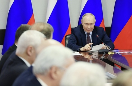 Владимир Путин призвал ускоренно принимать эффективные разработки на вооружение