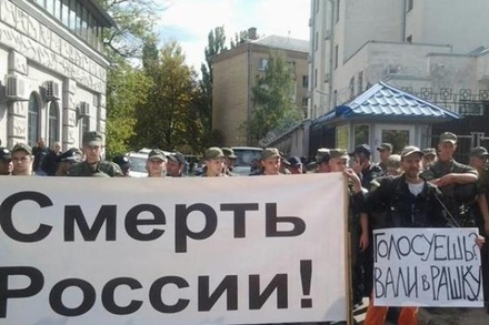 Наблюдатели ОБСЕ назвали нарушением блокирование посольства РФ в Киеве