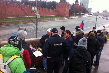 Полиция дежурит на месте драки сторонников и противников Немцова