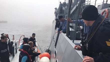 Военные водолазы поднимают секретную аппаратуру с затонувшего судна «Лиман»
