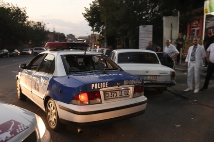 Захватившие здание полиции в Ереване взяли в заложники врачей
