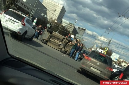 Машина перевернулась на Профсоюзной улице в Москве