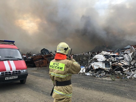 В Норильске тяжёлую технику привлекли для тушения пожара на свалке промотходов 