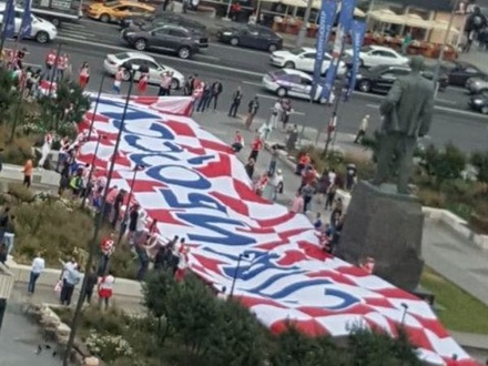 Хорватские болельщики развернули в Москве огромный плакат с благодарностью России