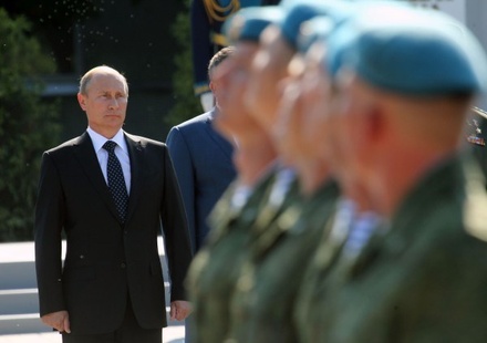 Владимир Путин поздравил десантников с Днём ВДВ