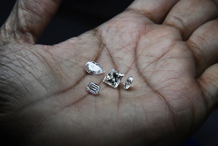 Глава Якутии назвал невыгодной огранку мелких алмазов