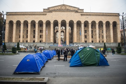 Полиция в Тбилиси начала разбирать палатки митингующих у парламента