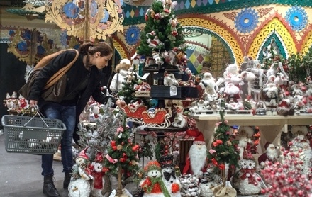 Почти половина граждан России не намерены экономить на новогодних подарках