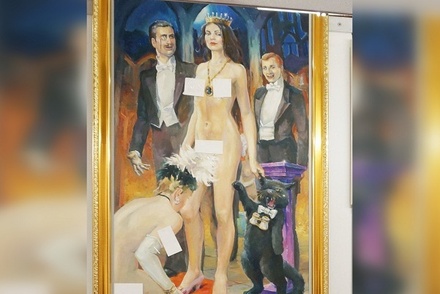 На выставке в Екатеринбурге обнажённых женщин на картинах прикрыли стикерами