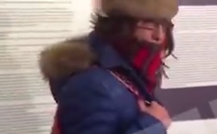 Переодетый в женщину мужчина атаковал выставку Стёрджеса в Москве
