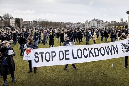 В Нидерландах полиция водомётами разогнала акцию против новых COVID-ограничений