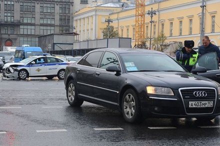 В Москве патрульный автомобиль протаранил Audi с госномерами серии АМР