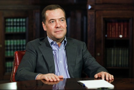 Дмитрий Медведев поздравил россиян с 9 Мая 