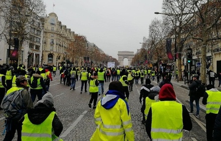 В Париже протестующие под «Марсельезу» прорвали кордон полиции