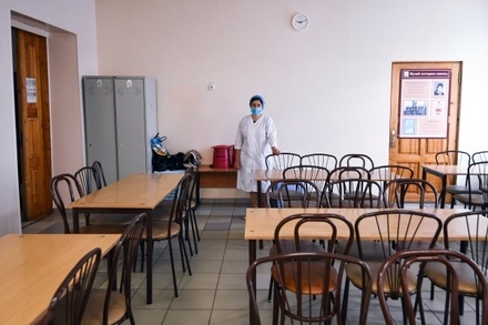 Семь учеников отравились в школьной столовой в Калининграде