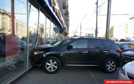 Внедорожник въехал в витрину магазина в центре Москвы