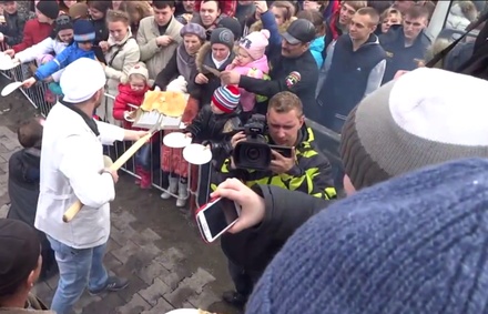Власти Ставрополя ищут организаторов кормления блинами с лопаты на Масленице