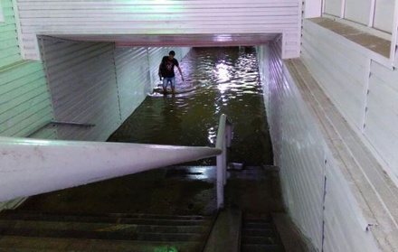 В Москве подземный переход затопило после ливня