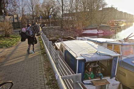 Власти Берлина могут отнять детей у активистки арт-группы «Война» из-за жизни в лодке