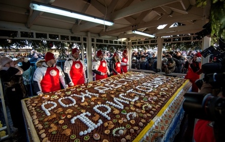 На Манежной площади раздают гигантский рождественский пирог