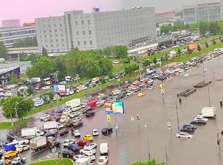 Ливень затопил часть Варшавского шоссе в районе метро «Южная»