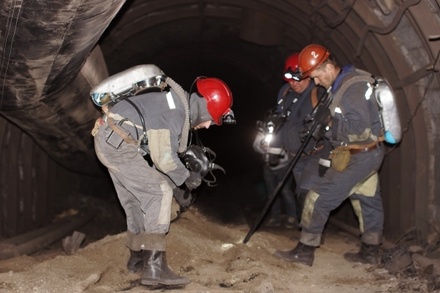 Трое горняков погибли при обрушении на шахте в Кузбассе