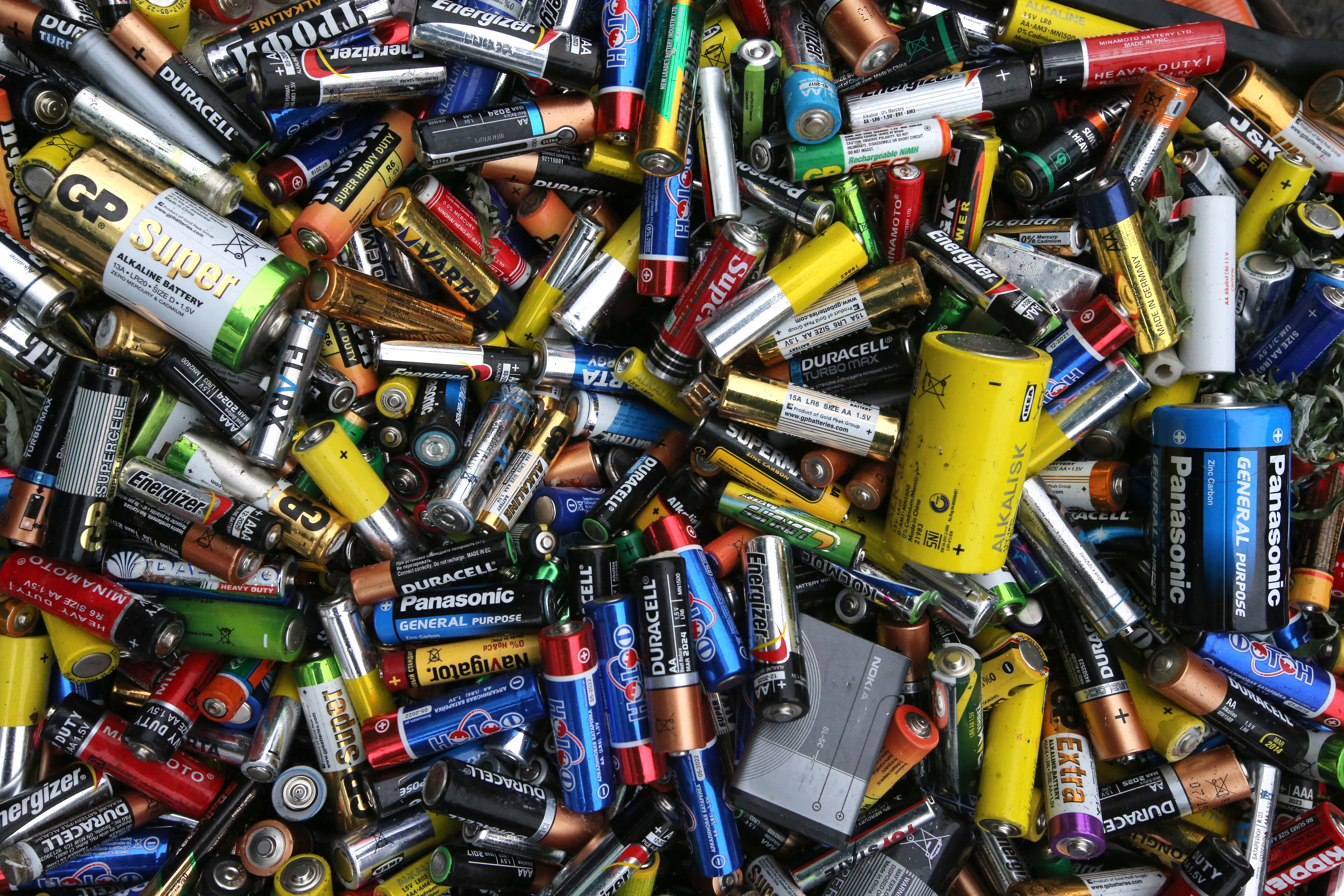 Презентация съедобные батарейки. Опасные отходы батарейки. Утилизация батареек и лампочек. Изображение батарейки. Много батареек.