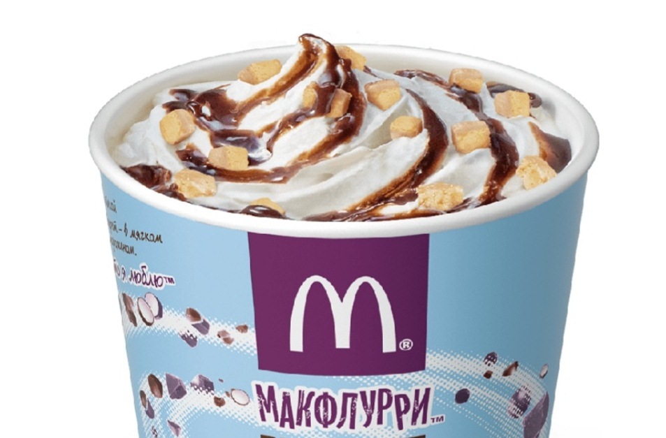 Айс делюкс вкусно. Макфлурри де Люкс карамельно-шоколадное. Мороженое в Макдональдсе Макфлури. Макфлури тирамису. Мороженое макдональдс Макфлури карамель.