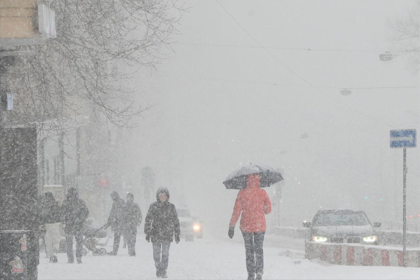Ночью будет сильный снег. Снегопад в городе. Снег в Москве. Сильный снег. Метель в городе.