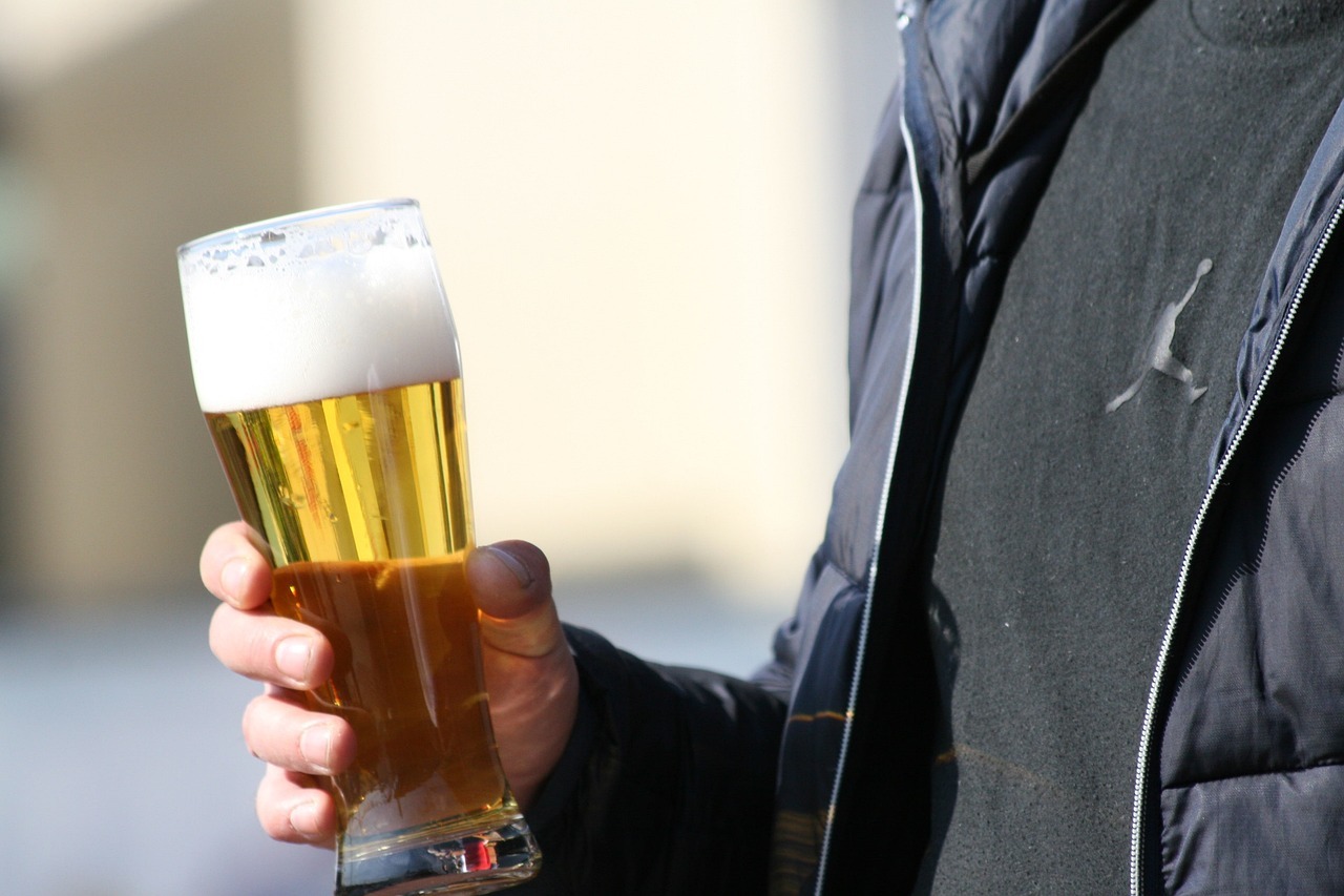Пиво воняет. Пиво в руке. Мужчина с пивом.