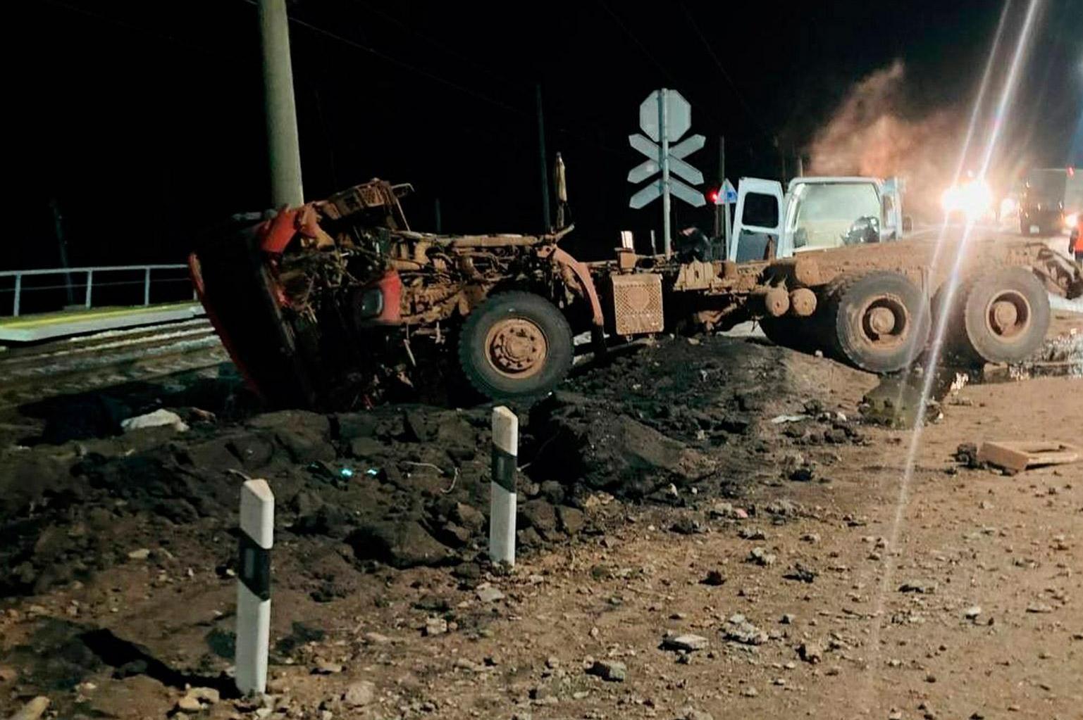 В Иркутской области три человека погибли при столкновении поезда с  грузовиком