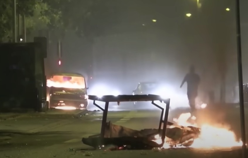 Во Франции сожгли авто на новый год