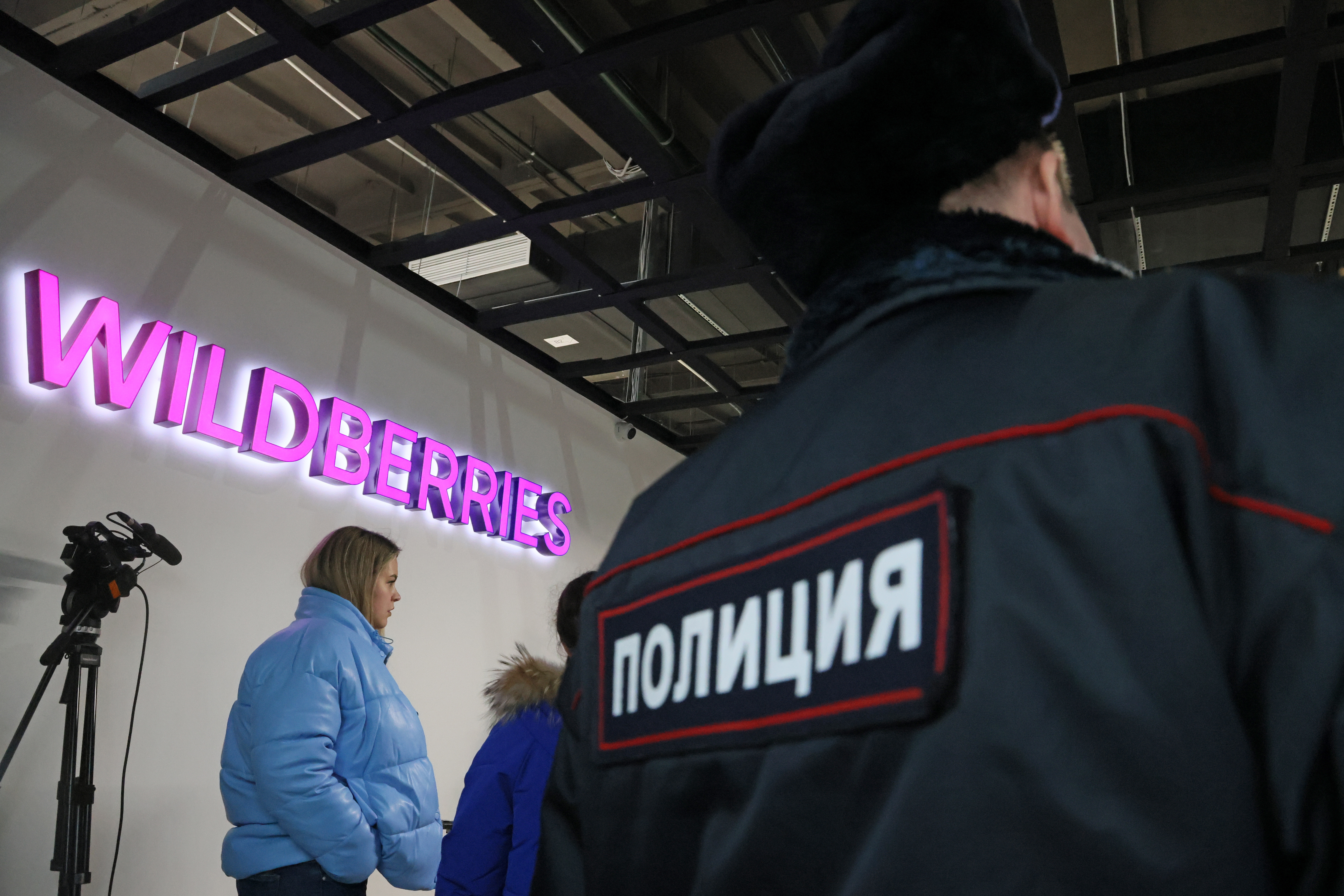 Почему закрывают пункты вайлдберриз. Wildberries забастовка. Протесты против Wildberries. Сотрудники вайлдберриз. Пункт вайлдберриз.